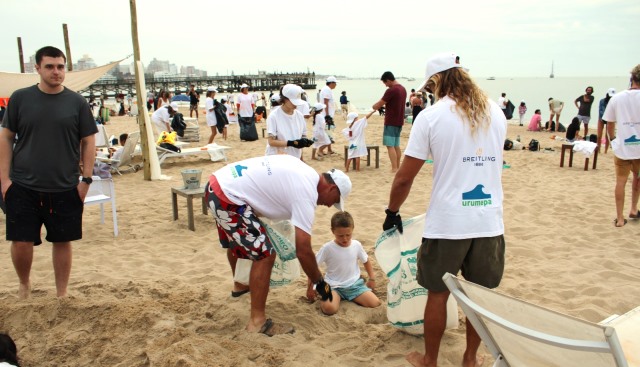Decenas de niños participaron de una limpieza de playa