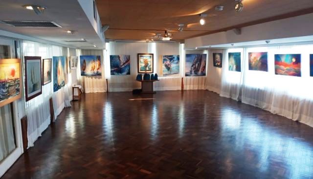 Hall de acceso a la muestra 'Pintores de la Mar' en el Yacht Club de Punta del Este - Foto ICN Diario